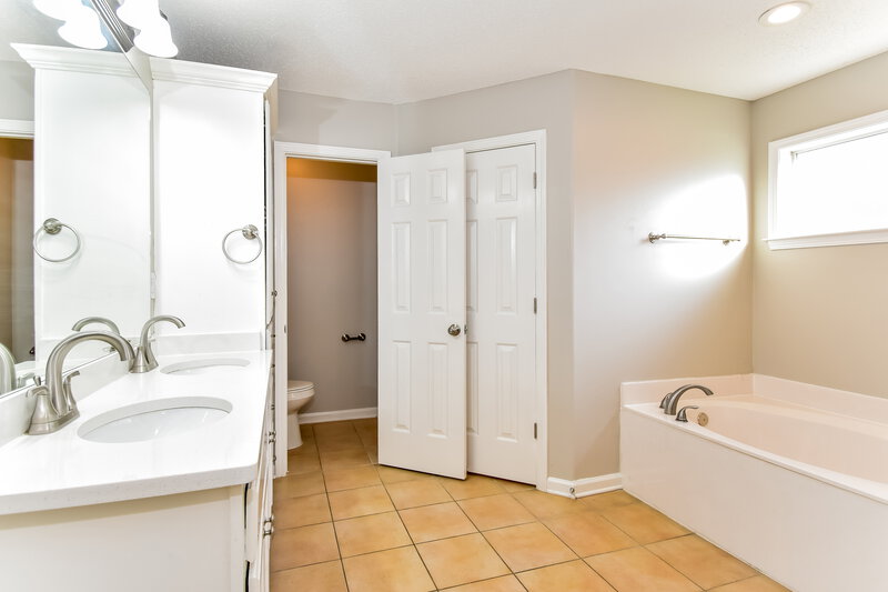 1,875/Mo, 184 Pebble Creek Cv E Hernando, MS 38632 Main Bathroom View 2