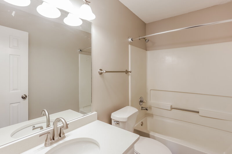 1,610/Mo, 7337 Thistledown Cv Southaven, MS 38671 Main Bathroom View