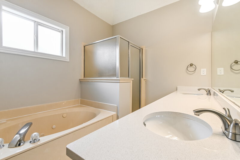 2,200/Mo, 4463 Whispering Bend Dr Memphis, TN 38125 Main Bathroom View