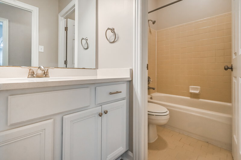 2,200/Mo, 4463 Whispering Bend Dr Memphis, TN 38125 Bathroom View