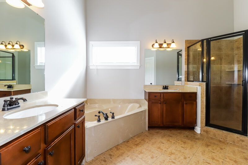 2,015/Mo, 6857 Lagrange Pines Rd Cordova, TN 38018 Main Bathroom View