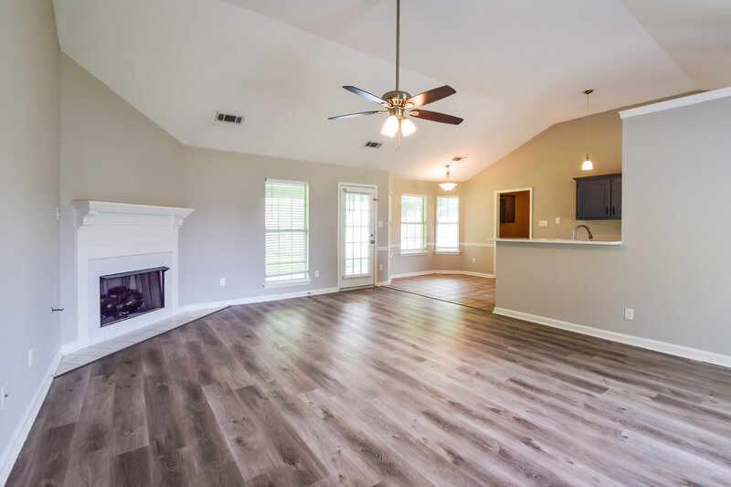 2,045/Mo, 7632 Woodshire Dr Horn Lake, MS 38637 Living Room View