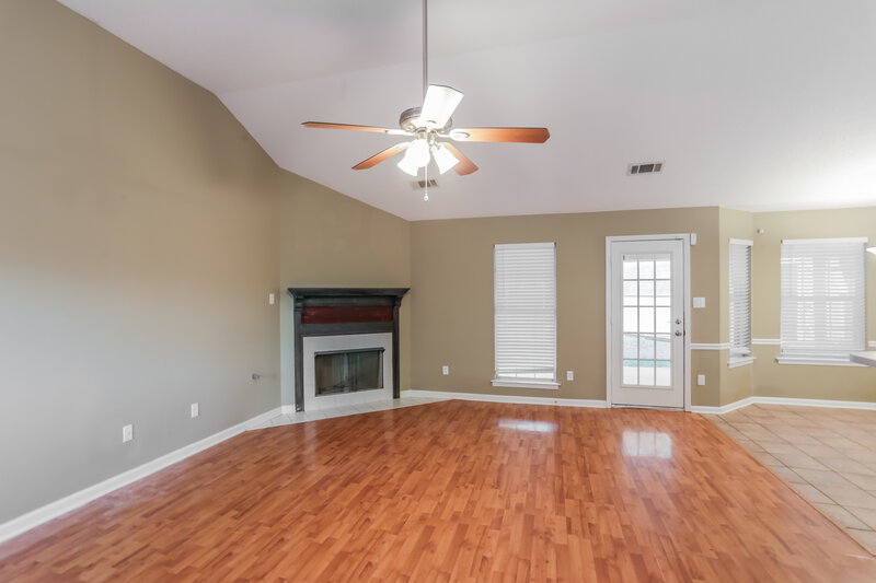 2,115/Mo, 7632 Woodshire Dr Horn Lake, MS 38637 Living Room View 2