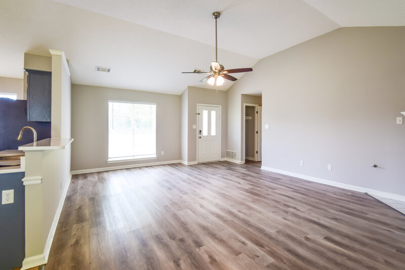 2,045/Mo, 7632 Woodshire Dr Horn Lake, MS 38637 Living Room View 2