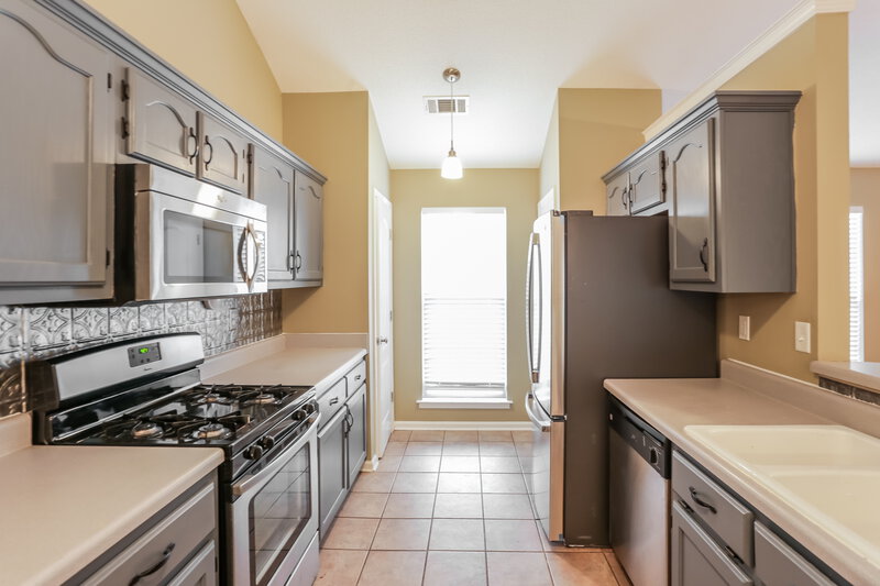 2,115/Mo, 7632 Woodshire Dr Horn Lake, MS 38637 Kitchen View 2