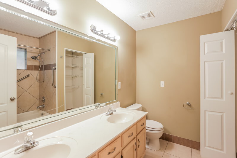 2,115/Mo, 7632 Woodshire Dr Horn Lake, MS 38637 Main Bathroom View