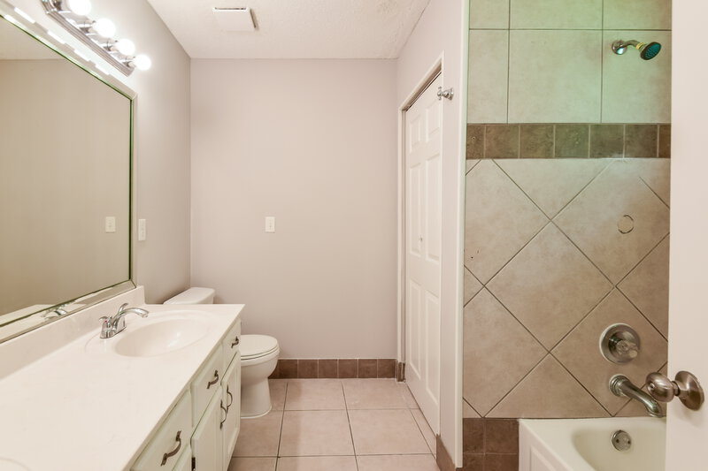 2,045/Mo, 7632 Woodshire Dr Horn Lake, MS 38637 Main Bathroom View