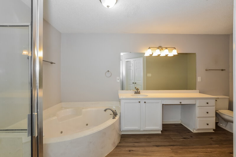 1,870/Mo, 1506 Appling Wood Cv S Cordova, TN 38016 Main Bathroom View 2