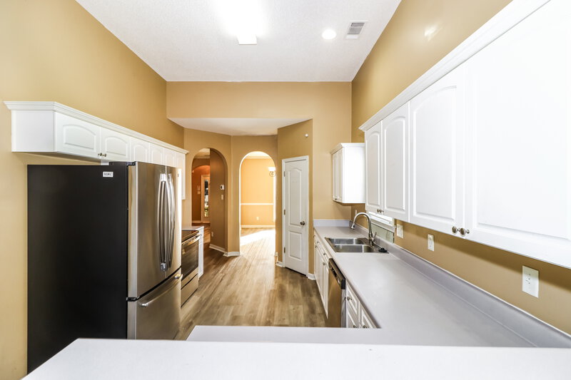 2,235/Mo, 8662 Rogers Park Ave Cordova, TN 38016 Kitchen View 2