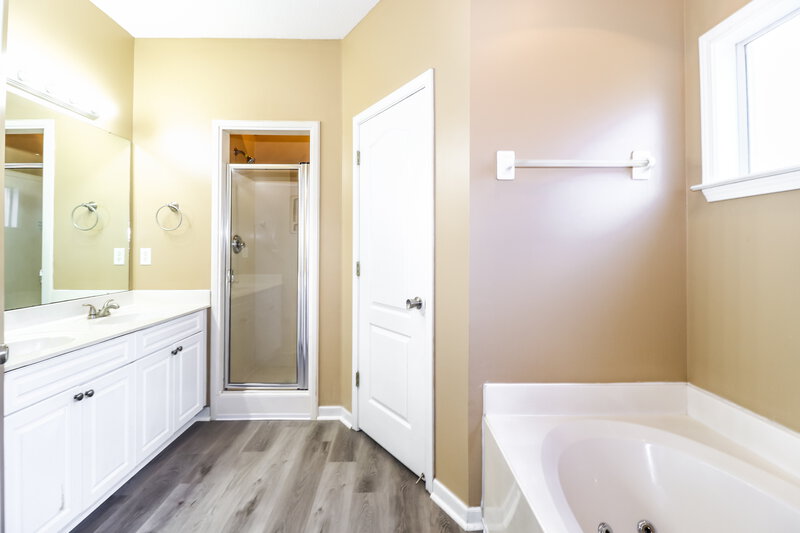 2,235/Mo, 8662 Rogers Park Ave Cordova, TN 38016 Main Bathroom View