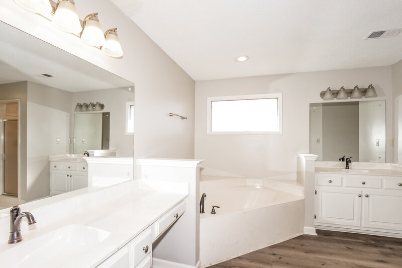 2,175/Mo, 1981 Dartford Cove Cordova, TN 38016 Main Bathroom View