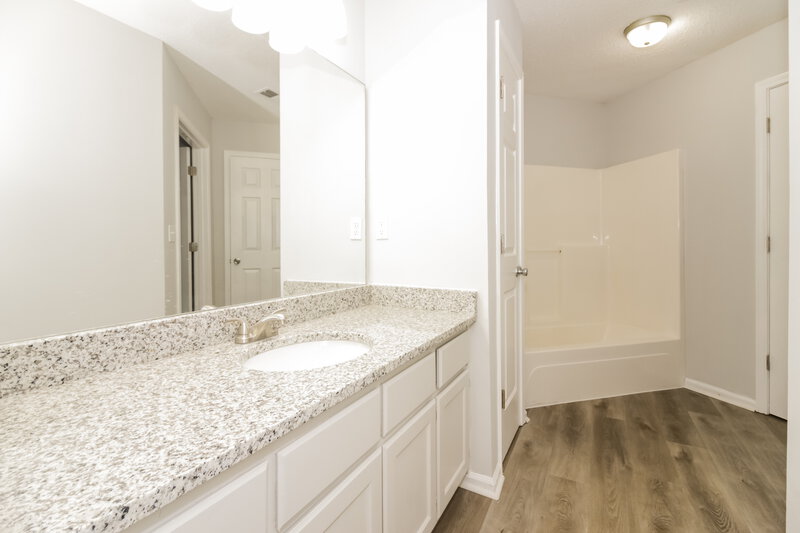 1,700/Mo, 5442 Fernglen St Memphis, TN 38141 Main Bathroom View