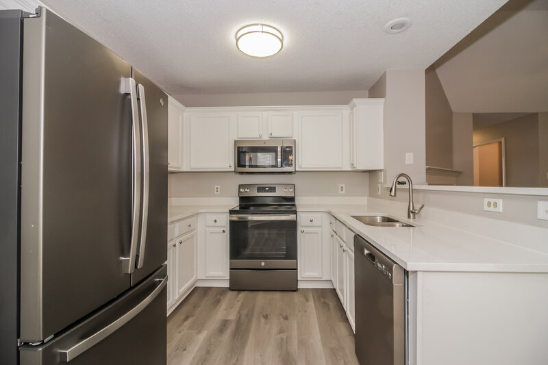 1,675/Mo, 7173 Amberly Way Dr Cordova, TN 38018 Kitchen View 2