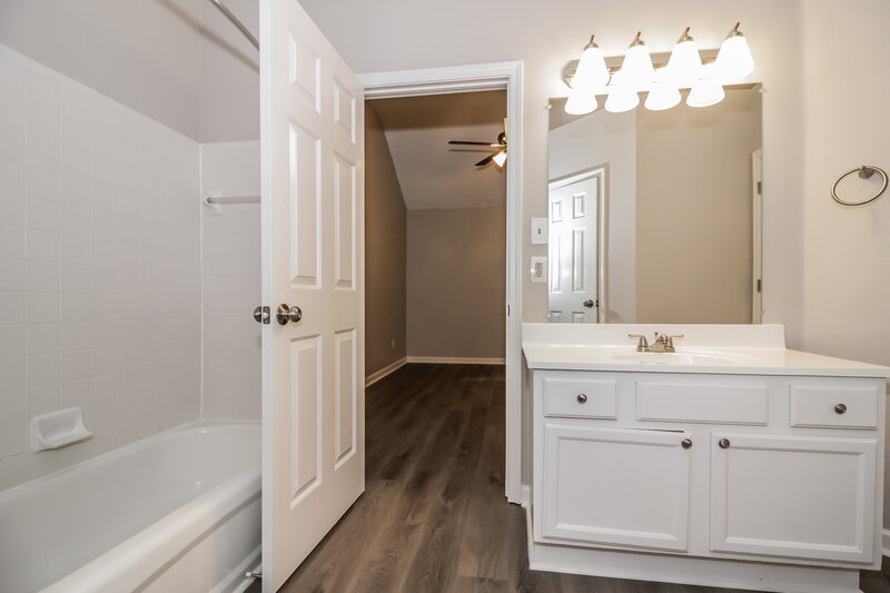 1,675/Mo, 7173 Amberly Way Dr Cordova, TN 38018 Main Bathroom View