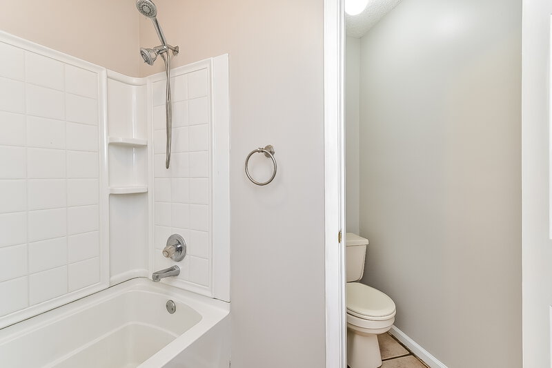 1,765/Mo, 7179 Raleigh Lagrange Rd Cordova, TN 38018 Main Bathroom View 2