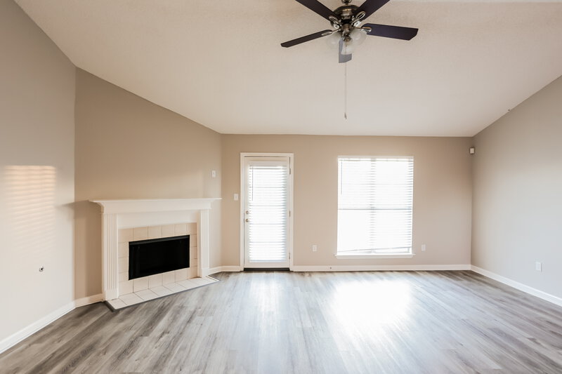 1,800/Mo, 8059 Delta Lakes Blvd Walls, MS 38680 Living Room View 2