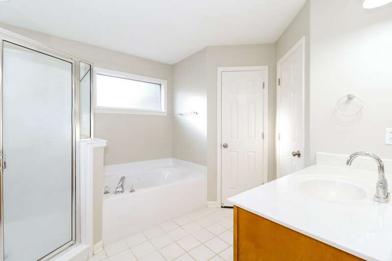 2,110/Mo, 215 Lakewood Dr Oakland, TN 38060 Main Bathroom View