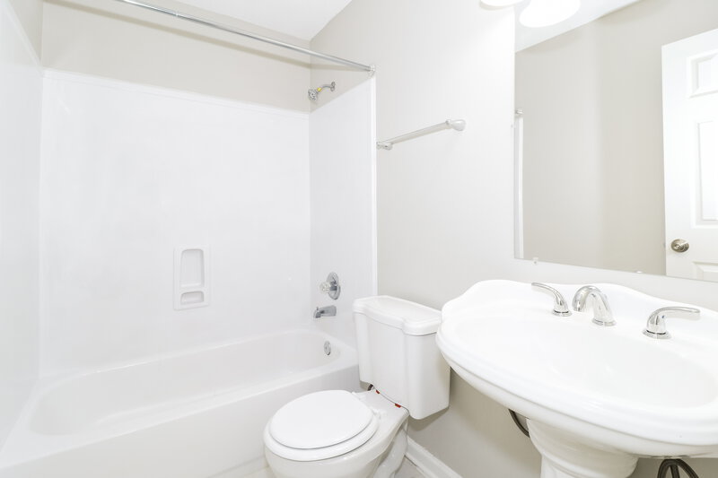 2,110/Mo, 215 Lakewood Dr Oakland, TN 38060 Bathroom View