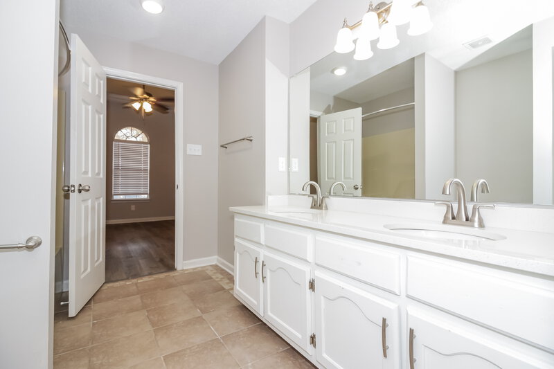 1,545/Mo, 6957 Raleigh Lagrange Rd Cordova, TN 38018 Main Bathroom View
