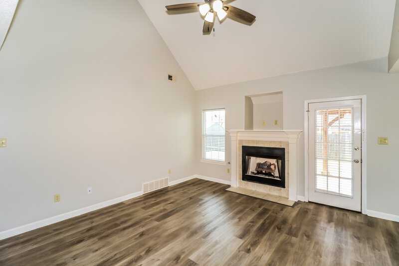 1,890/Mo, 10 Alex Cv Somerville, TN 38068 Living Room View 2