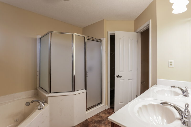 2,550/Mo, 4088 Carroll Dr W Horn Lake, MS 38637 Main Bathroom View