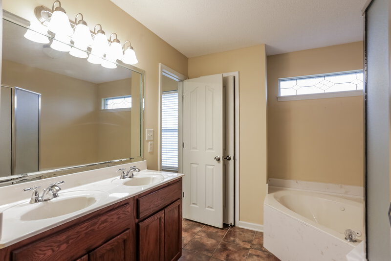 2,550/Mo, 4088 Carroll Dr W Horn Lake, MS 38637 Main Bathroom View 2