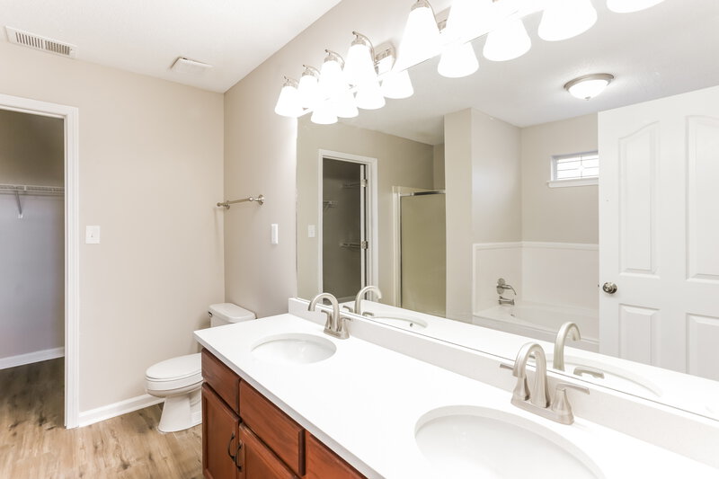 1,640/Mo, 5820 Ridgetop Dr Horn Lake, MS 38637 Main Bathroom View