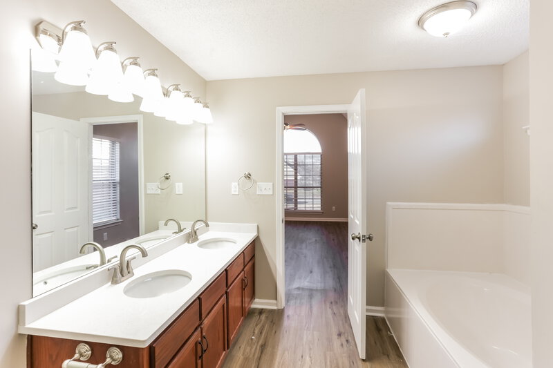 1,640/Mo, 5820 Ridgetop Dr Horn Lake, MS 38637 Main Bathroom View 2