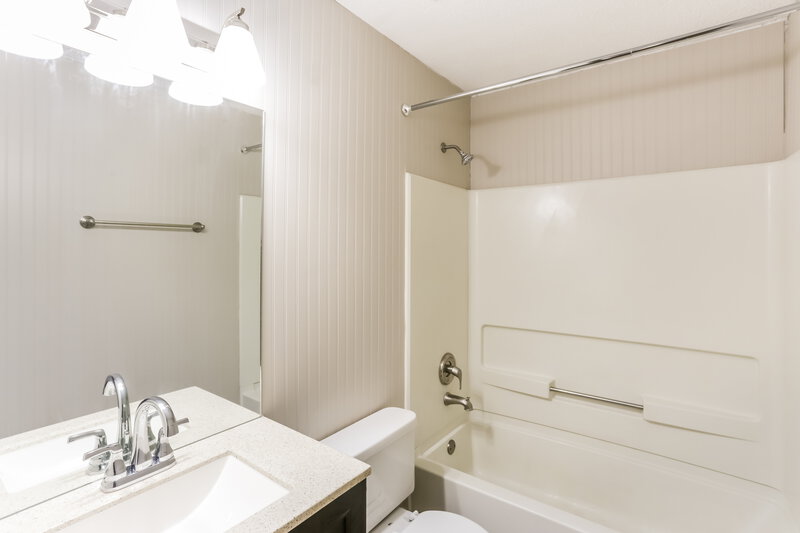 1,640/Mo, 5820 Ridgetop Dr Horn Lake, MS 38637 Bathroom View