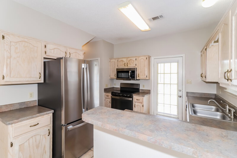 1,730/Mo, 784 Breeze Way Cordova, TN 38018 Kitchen View 2