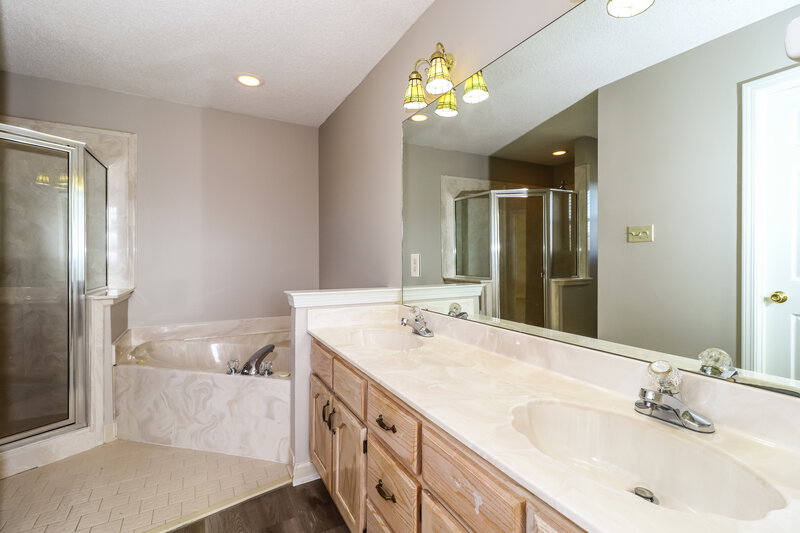 2,560/Mo, 784 Breeze Way Cordova, TN 38018 Main Bathroom View