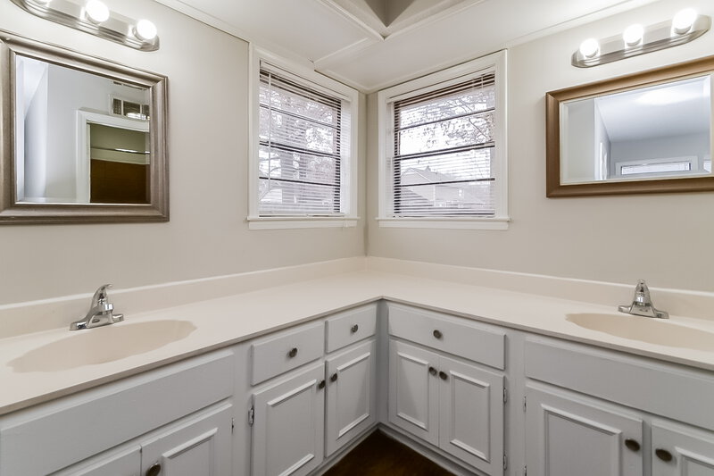 1,965/Mo, 7371 Hollorn Ln Memphis, TN 38125 Main Bathroom View