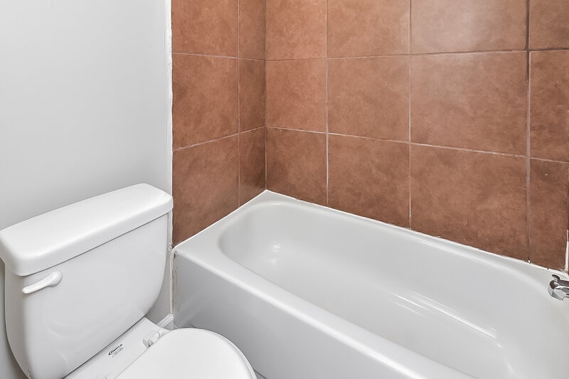 1,965/Mo, 7371 Hollorn Ln Memphis, TN 38125 Main Bathroom View 2