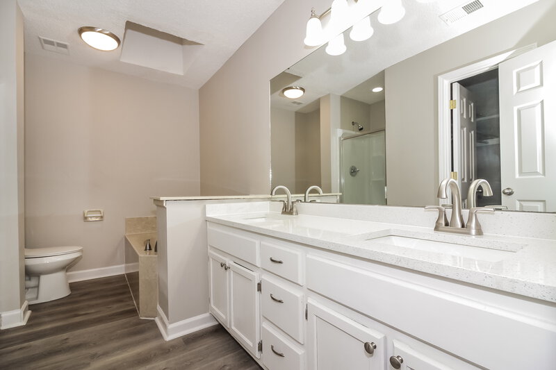 1,915/Mo, 8695 Chris Suzanne Cir Cordova, TN 38018 Main Bathroom View