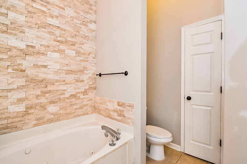 1,980/Mo, 7214 Grapetree Trl Cordova, TN 38018 Main Bathroom View 2