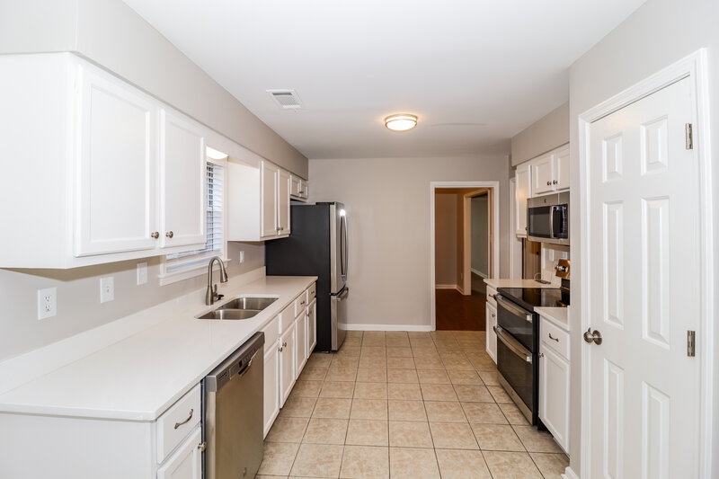 2,530/Mo, 2268 Lake Hill Ct Memphis, TN 38016 Kitchen View 2