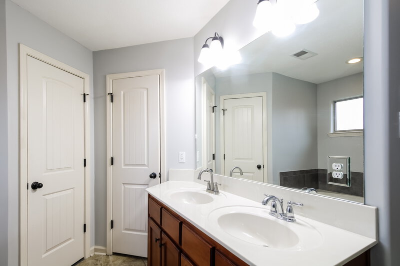 1,875/Mo, 480 Lakewood Dr Oakland, TN 38060 Main Bathroom View 2