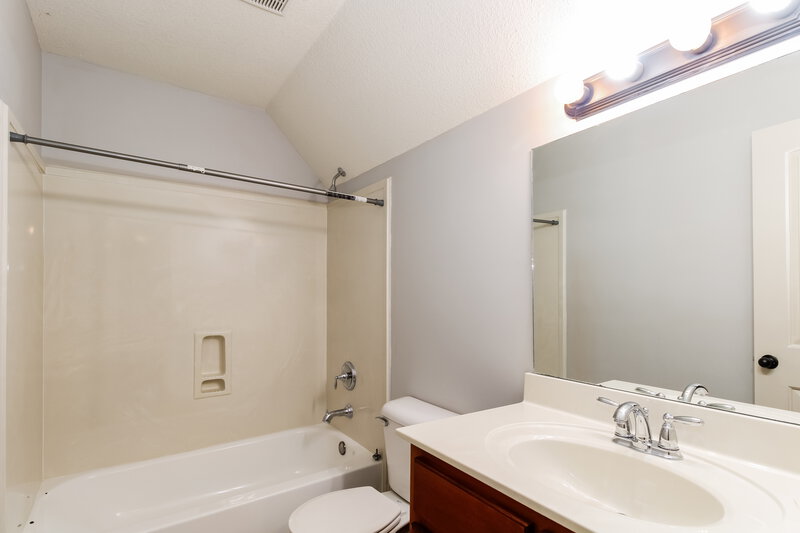 1,875/Mo, 480 Lakewood Dr Oakland, TN 38060 Bathroom View 2