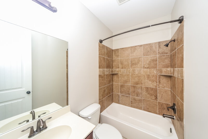 1,850/Mo, 4845 Cantata Dr Walls, MS 38680 Bathroom View