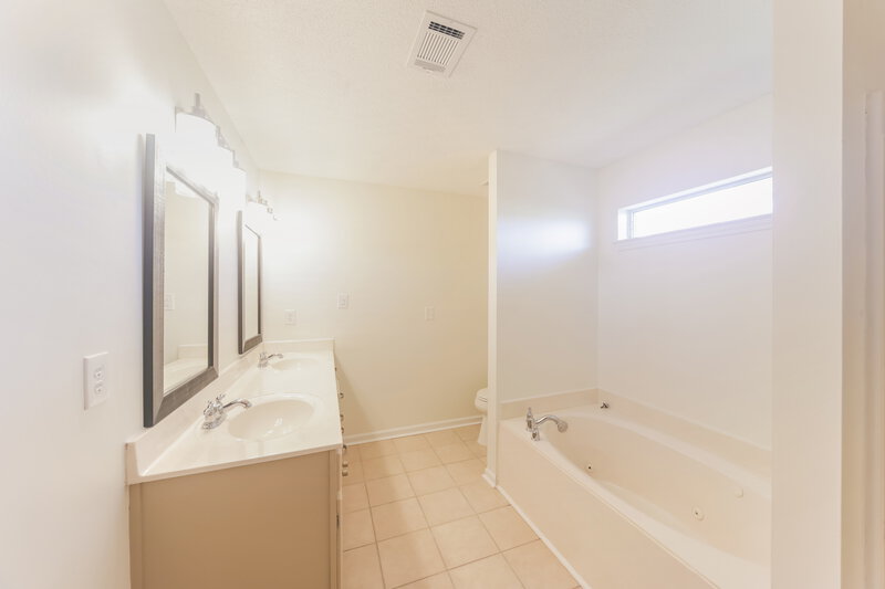 1,875/Mo, 5375 Pollard Dr Southaven, MS 38671 Main Bathroom View