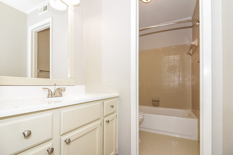 2,205/Mo, 399 Reksten Cv Cordova, TN 38018 Bathroom View 2