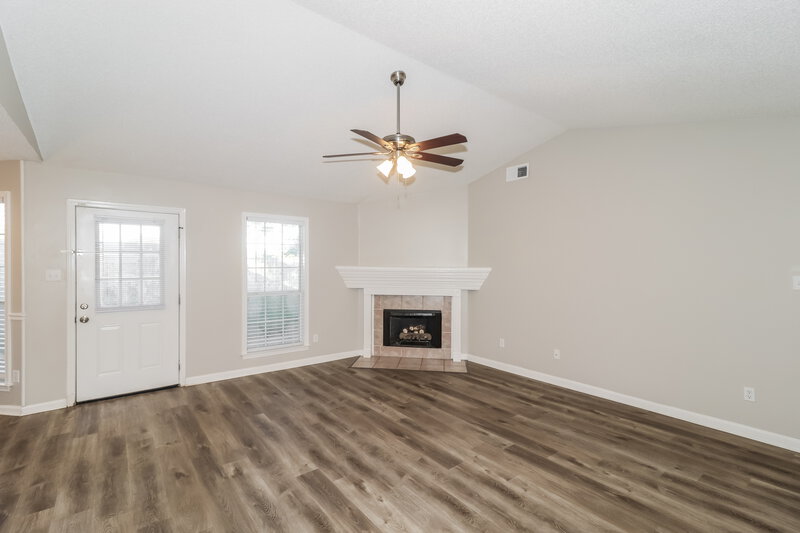 1,750/Mo, 3920 Pecan Trace Cv Memphis, TN 38135 Living Room View 2