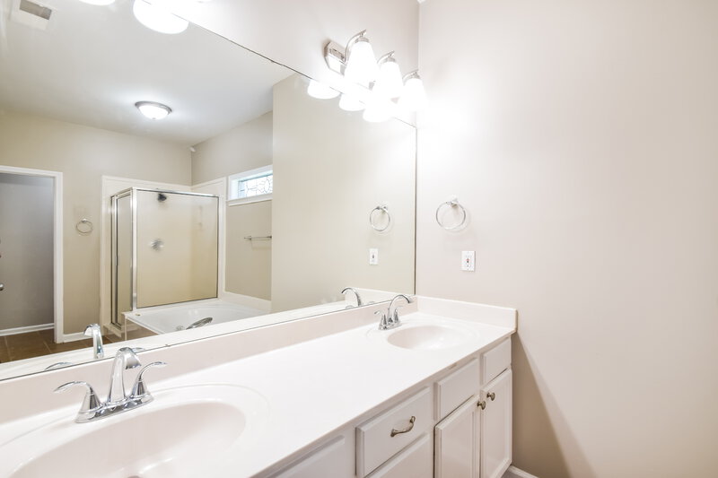 0/Mo, 5606 Southbend Olive Branch, MS 38654 Main Bathroom View