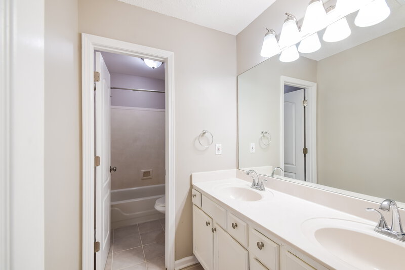 0/Mo, 5606 Southbend Olive Branch, MS 38654 Bathroom View