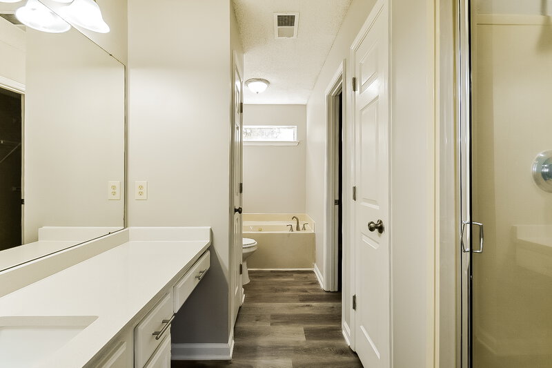 1,960/Mo, 5725 Morning Flower Dr Memphis, TN 38135 Main Bathroom View