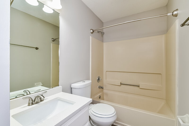 1,960/Mo, 5725 Morning Flower Dr Memphis, TN 38135 Bathroom View