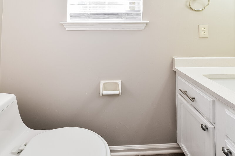 1,960/Mo, 5725 Morning Flower Dr Memphis, TN 38135 Bathroom View 2