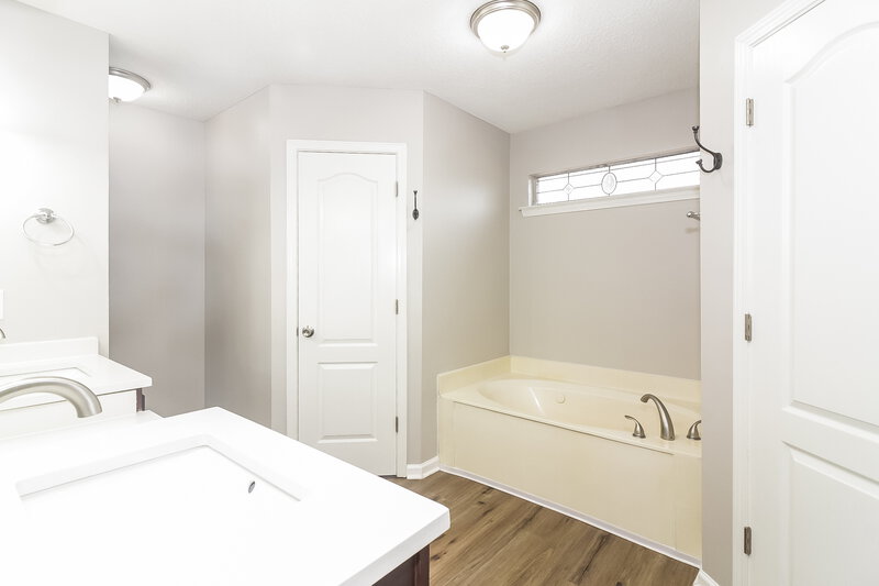 2,415/Mo, 5094 Summer Mist Cv Arlington, TN 38002 Main Bathroom View