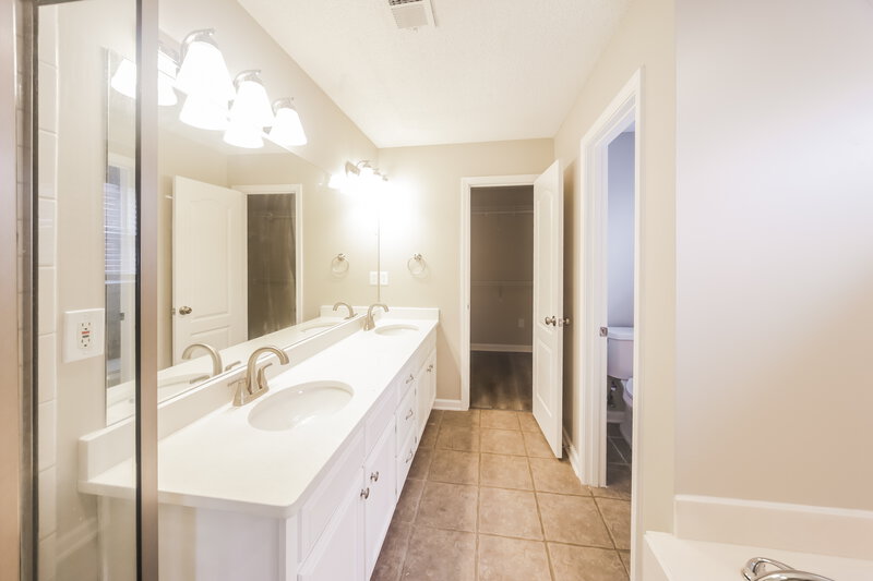 1,940/Mo, 7902 Allendale Cv Olive Branch, MS 38654 Main Bathroom View