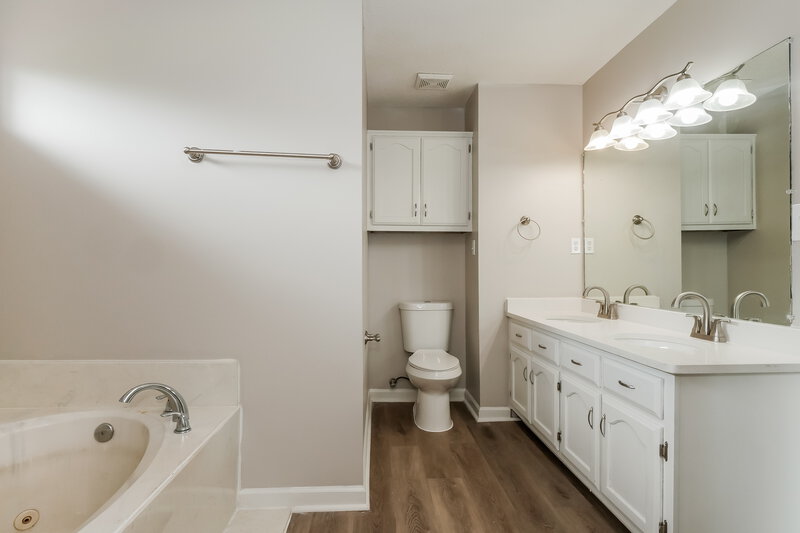1,845/Mo, 10873 E Ridge Dr Olive Branch, MS 38654 Main Bathroom View